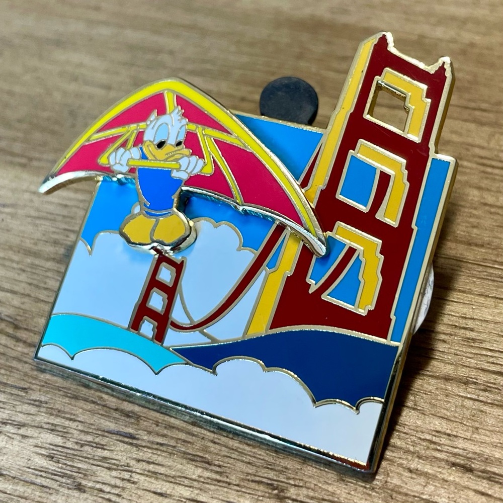 Disney CA History Bridges 2002 Donald Duck San Francisco Pin Hang Gliding